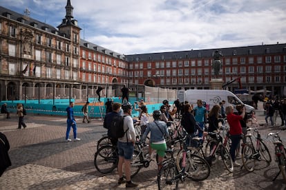 Turistas en bici, en la Plaza Mayor en abril.