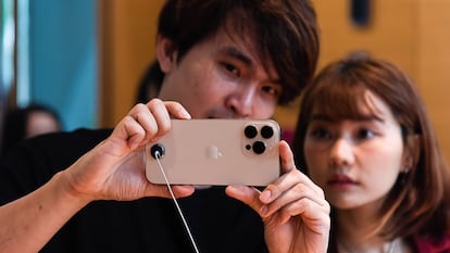 BANGKOK, THAILAND - 2024/09/20: Customers inspect the new iPhone 16 at the Apple Store in Bangkok. The new iPhone 16 models which are the iPhone 16, Plus, Pro, and Pro Max was officially launched for customers to purchase in Thailand on September 20, 2024. (Photo by Peerapon Boonyakiat/SOPA Images/LightRocket via Getty Images)