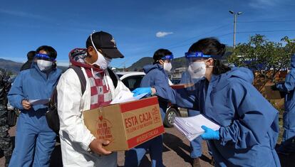 Reparto de donativos en Ecuador.