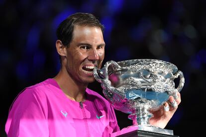 Nadal gana su primer título en el Abierto de Australia en 2009, al derrotar a Roger Federer en una final muy disputada. En 2022, vuelve a ganar este torneo, convirtiéndose en el primer hombre en la historia en alcanzar 21 títulos de Grand Slam, tras una increíble remontada en la final frente a Daniil Medvedev. 