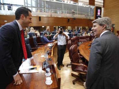 Ignacio Aguado y Ángel Garrido, durante el debate de investidura de mayo.