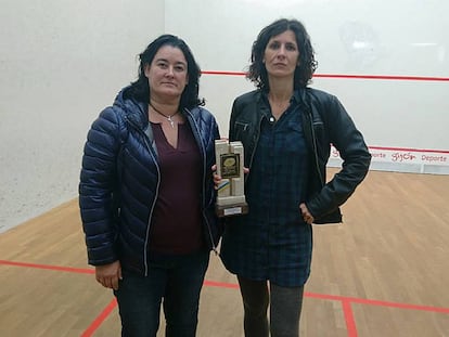 Maribel Toyos e Elisabet Sadó, com o troféu dado a esta última