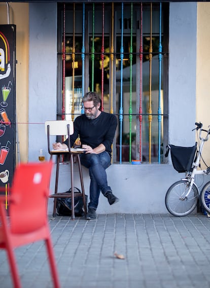 Luki Huber. Suizo. Llegó a Poblenou en busca de buenas escuelas públicas para sus hijas. Ha trabajado para Ferran Adrià diseñando platos y fundó Manual Thinking, empresa que vende kits para planificar. Le gusta acabar el día en el bar El Santet con su cuaderno de bocetos.