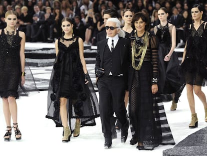 Karl Lagerfeld, con la musa de Chanel Inès de la Fressange y las modelos del desfile de la colección primavera-verano.