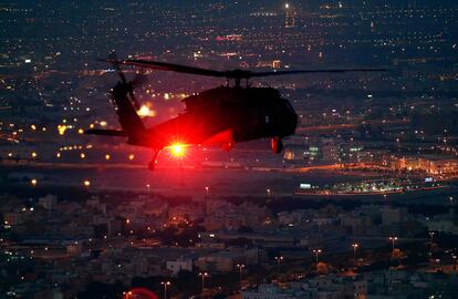 Un helicptero Black Hawk UH-60 sobrevuela la ciudad de Kuwait durante la visita del secretario de Defensa de Estados Unidos, Chuck Hagel.