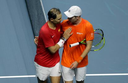 Nadal y Van de Zandschulp se saludan tras el partido.