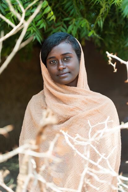 Sudán ha sido país de acogida para miles de refugiados, incluidos los más de 50.000 etíopes que huyeron hace unos años de la escalada del conflicto en la región de Tigray y fueron alojados en campos de ACNUR a 70 kilómetros de la frontera. En la imagen aparece Islam Mubarak, sudanesa y etíope que estudiaba Lengua Inglesa en la Universidad de Sudán (Jartum). Dos días antes del estallido de la guerra viajó de la capital al campo de refugiados etíopes de Om Rakuba, donde vivía su familia, para celebrar el Eid, el fin del Ramadán. Atrapada por el conflicto, no pudo salir del campo de refugiados y tuvo que dejar sus estudios.