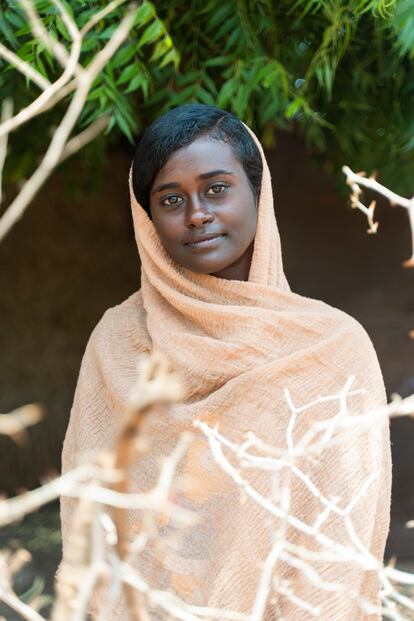 Sudán ha sido país de acogida para miles de refugiados, incluidos los más de 50.000 etíopes que huyeron hace unos años de la escalada del conflicto en la región de Tigray y fueron alojados en campos de ACNUR a 70 kilómetros de la frontera. En la imagen aparece Islam Mubarak, sudanesa y etíope que estudiaba Lengua Inglesa en la Universidad de Sudán (Jartum). Dos días antes del estallido de la guerra viajó de la capital al campo de refugiados etíopes de Om Rakuba, donde vivía su familia, para celebrar el Eid, el fin del Ramadán. Atrapada por el conflicto, no pudo salir del campo de refugiados y tuvo que dejar sus estudios. 