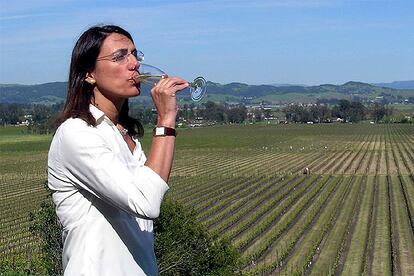 Eva Bertrán cata una de las creaciones de Gloria Ferrer (Freixenet) delante de los viñedos que la bodega tiene en Sonoma (California).