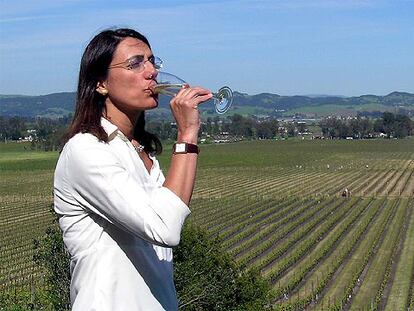 Eva Bertrán cata una de las creaciones de Gloria Ferrer (Freixenet) delante de los viñedos que la bodega tiene en Sonoma (California).