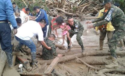 Miembros del Ejército de Colombia colaboran en las tareas de rescate de los supervivientes de la avalancha de Mocoa.