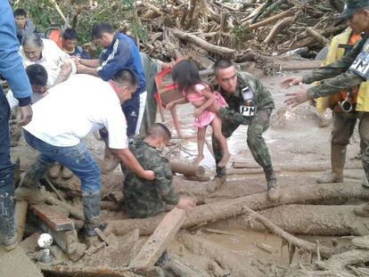 Militares colombianos atuam no resgate dos sobreviventes da avalanche de Mocoa.