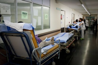 Camillas en un pasillo del servicio de urgencias del hospital del Vall d´Hebron.