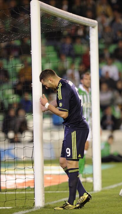 Benzema se lamenta de un fallo.