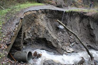 Carretera de Portomarín (Lugo), afectada por las intensas precipitaciones