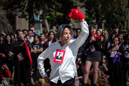 Un colectivo de mujeres se reunió en la Plaza de la Ciudadanía para bailar las "50 cuecas solas".