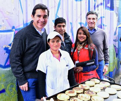 El consejero delegado de la entidad, Carlos Torres Vila, en una visita a emprendedores financiados por la Fundación Microfinanzas BBVA en Bogotá (Colombia).