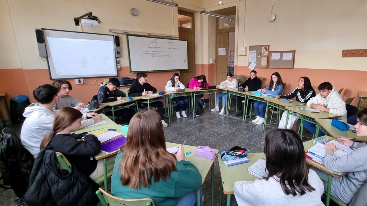 Estudiantes en la Comisión de Geógrafos trabajando con el proyecto “¿Peatonalizamos la calle Tesifonte Gallego?”.