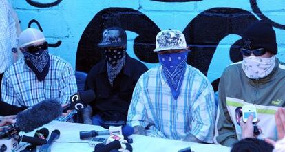 Miembros de la pandilla 18 hablan con la prensa.