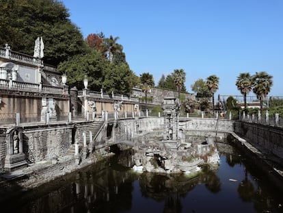 El Pasatiempo languidece hoy cerrado a las visitas públicas a la espera de nuevos planes de recuperación por parte de la Administración que paren el proceso de declive de este singular jardín. En la imagen, de 2019, el llamado estanque del Retiro.