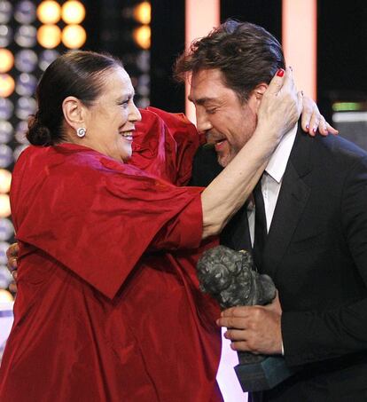 La actriz Terele Pávez abraza al actor Javier Bardem antes de recibir el Goya a la "Mejor interpretación femenina de reparto", por su trabajo en la película "Las Brujas de Zugarramurdi".