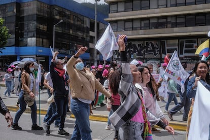 Paso de la marcha principal en Bogotá por la carrera Séptima.