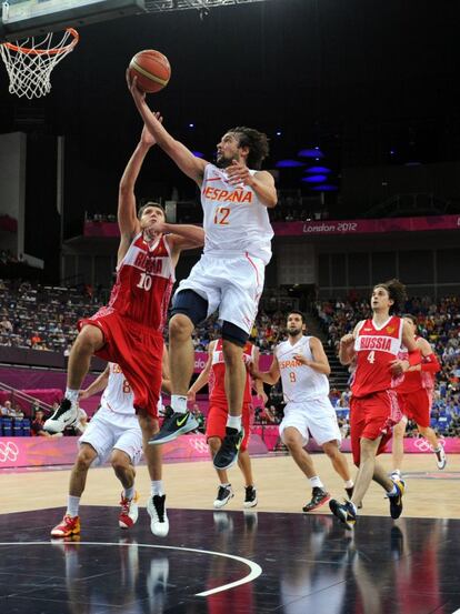 Sergio Llull se dispone a encestar mientras que Victor Khryapa trata de taponarle.