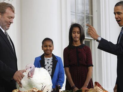 El presidente de Estados Unidos, Barack Obama, con sus hijas Sasha y Malia, perdona a Liberty, un pavo de 19 semanas y 20 kilos el día antes de Acción de Gracias.