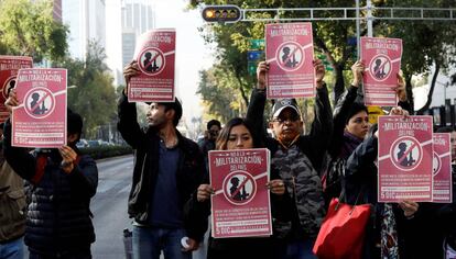 Protesta contra la Ley de Seguridad Interior, este martes ante el Senado de México.