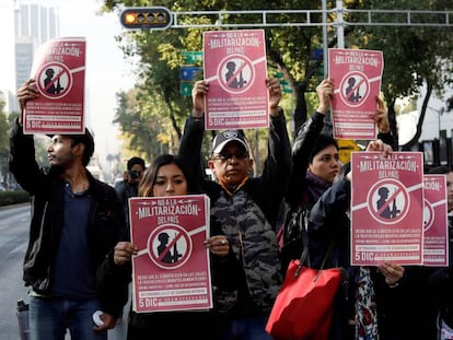 Protesta contra la Ley de Seguridad Interior, este martes ante el Senado de M&eacute;xico. 