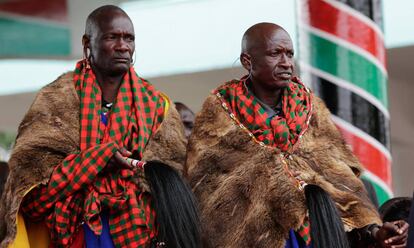 Dos masai asisten a la ceremonia de juramento del gobernador de Nairobi y miembro del partido liderado por el presidente Uhuru Kenyatta, en Nairobi, Kenia (agosto 2017). La oposición del país recurrió ante el Tribunal Supremo el resultado de las elecciones del 8 de agosto, al considerar que hubo un fraude en el recuento de votos que dio la victoria al presidente Kenyatta.