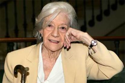 Ana María Matute posa hoy en Madrid durante en la presentación de la reedición de su trilogía medieval.