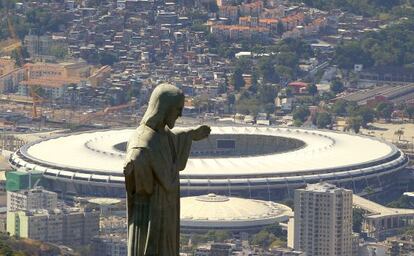 Vista aérea del Cristo Redentor con el estadio Maracaná de fondo