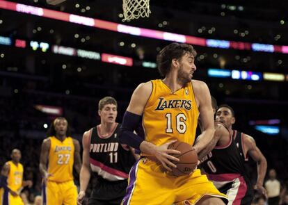 Pau Gasol, presionado por Damian Lilard.