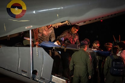 Los menores sobrevivientes son trasladados en camillas desde un avión de la Fuerza Aérea a una ambulancia, en Bogotá, el 10 de junio.