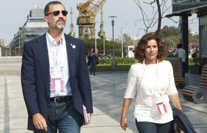 El Príncipe Felipe, y Ana Botella, en los alrededores del hotel en el que se decidirá la sede olímpica.