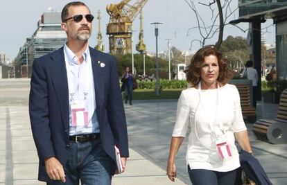 El Pr&iacute;ncipe Felipe, y Ana Botella, en los alrededores del hotel en el que se decidir&aacute; la sede ol&iacute;mpica.