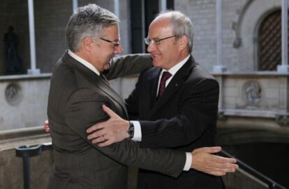 El Ministro de Fomento, José Blanco, y el presidente de la Generalitat, José Montilla, sellan el traspaso de los trenes regionales.