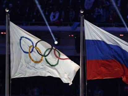 As bandeiras olímpicas e a da Rússia ondulam na Olimpíada de Inverno de Sochi-2014.