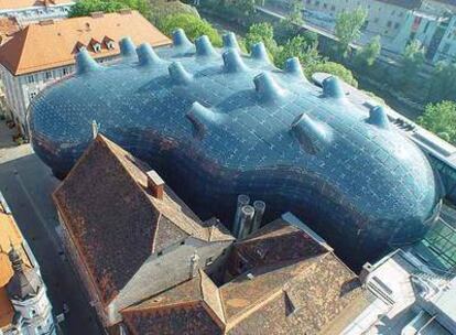 Vista aérea de Kunsthaus Graz, en Austria, diseñado por Peter Cook.