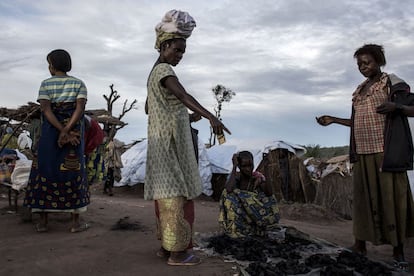 <p>"Las familias ya no pueden cultivar sus campos, ni tienen dinero para comprar alimentos importados", sostiene Borges, de MSF. "Esto ha provocado algunos robos en las tierras de los lugareños, quienes en ocasiones han decidido dejar de cultivar allí".</p> <p>En la imagen, algunos refugiados en el área del mercado de un campamento para desplazados el 20 de marzo de 2018 en Kalemie (República Democrática del Congo).</p>