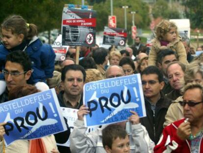 Protesta a Castelldefels contra la tercera pista del Prat, el 2005.