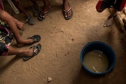 Muchas comunidades de la Guajira solo tienen acceso a agua insalubre. En 2017, la Corte Constitucional de Colombia ordenó que el Estado tomara medidas para garantizar el derecho de los niños wayúu a la nutrición, el agua y la salud. A raíz de esa sentencia, el Departamento Administrativo para la Prosperidad Social construyó 29 pozos en el departamento de la Guajira, pero transfirió la responsabilidad del mantenimiento a las municipalidades, que no disponían de medios para realizarlo, por lo que muchos de los pozos quedaron inservibles o no llegaron siquiera a funcionar. Los pozos deben limpiarse aproximadamente una vez al año. Al no contar con mantenimiento, el agua sale embarrada.