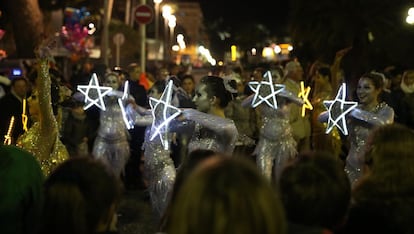 Bailarines participan en la cabalgata de noche