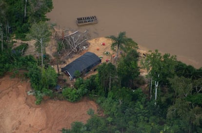 Restaurante que atende garimpeiros no rio Uraricoera, na TI Yanomami.