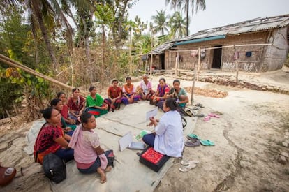 Una voluntaria da una charla sobre malaria a las mujeres de Khamar Para (Bangladesh). / The Global Fund / Saiful Huq Omi