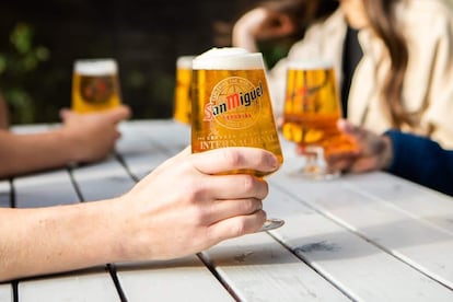 Una copa de cerveza San Miguel.