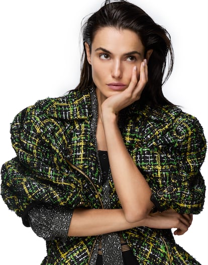 Blanca Padilla, con chaqueta en 'tweed', camisa brillante y mono corto bicolor de Louis Vuitton. Est maquillada con Les Beiges Fond de Teint color B10, colorete Joues Contraste Intense color Beige ?clatant, Rouge Allure Liquid Velvet color 202 Secrte, todo de Chanel, y pelo con Brilliant Retexturing Gel, de Aveda.