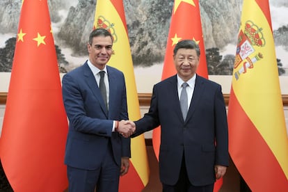 Saludo entre el presidente chino, Xi Jinping, y el presidente del Gobierno, Pedro Sánchez, este lunes en Pekín. 