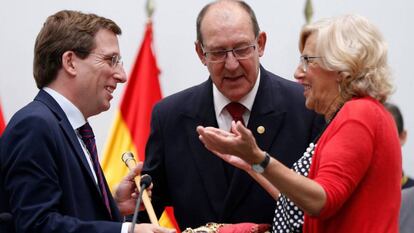 Manuela Carmena entrega el bastón de mando a José Luis Martínez Almeida, nuevo alcalde de Madrid.